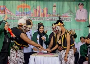 Walikota Eva Dwiana Buka Pekan Olahraga Kecamatan Labuhan Ratu