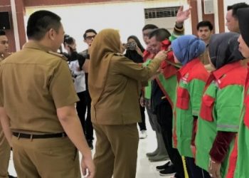 Walikota Eva Bagikan Seragam Baru Kepada Petugas Kebersihan