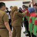 Walikota Eva Bagikan Seragam Baru Kepada Petugas Kebersihan