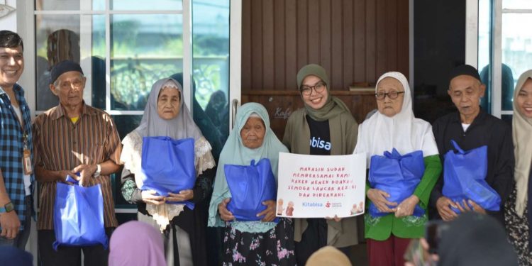 LKS Apik dan Kitabisa.com Bagikan 100 Paket Nutrisi Untuk Lansia