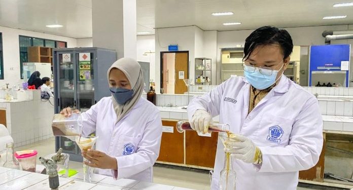 Tim Mahasiswa Unila Buat Obat Antikanker dari Kulit Kayu Famili Dipterocarpaceae