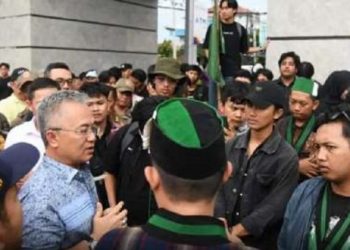 Wakil Ketua 3 DPRD Provinsi Lampung Yozi Rizal Temui Massa Aksi HMI