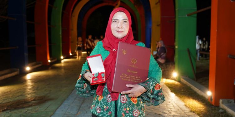 Walikota Bandar Lampung Eva Dwiana Raih Penghargaan Satyalancana Wira Karya