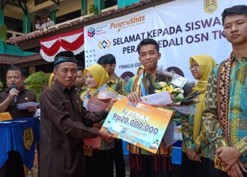 Peraih Medali OSN SMA Al Kautsar Disambut Meriah di Sekolah