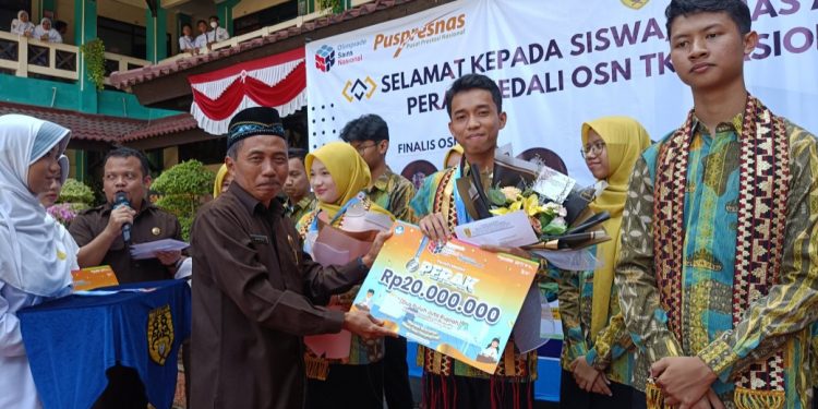 Peraih Medali OSN SMA Al Kautsar Disambut Meriah di Sekolah