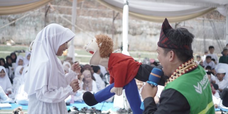 Pendongeng Lampung Jarwo Songha Kenalkan Sastra Lisan Lampung saat Isi Kegiatan Maulid Nabi