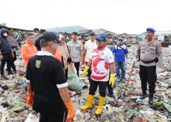 Pj. Gubernur Samsudin Bersama Masyarakat Lakukan Aksi Bersih-Bersih di Pantai Payang