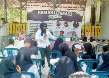 Public Speaker Kondang Maya Ismail Motivasi Peserta Kemah Literasi Pulau Tegal