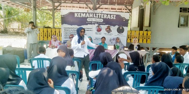 Public Speaker Kondang Maya Ismail Motivasi Peserta Kemah Literasi Pulau Tegal