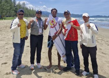 Pj. Gubernur Samsudin Beri Semangat untuk Taklukkan Ombak Pantai Aceh dan Rebut Medali Emas