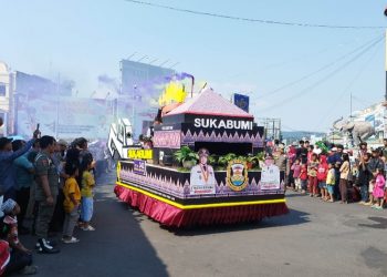 Masyarakat Antusias Menyaksikan Pawai Budaya dan Kendaraan Hias Meriahkan HUT Bandar Lampung