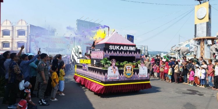 Masyarakat Antusias Menyaksikan Pawai Budaya dan Kendaraan Hias Meriahkan HUT Bandar Lampung