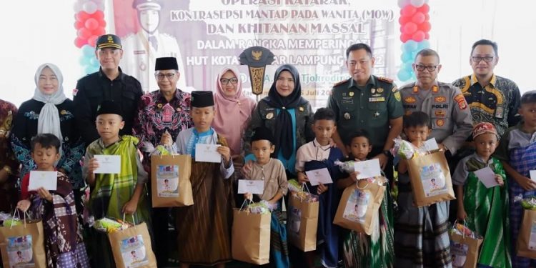 230 Warga Kota Bandar Lampung Ikuti Operasi Katarak  dan Sunat Massal