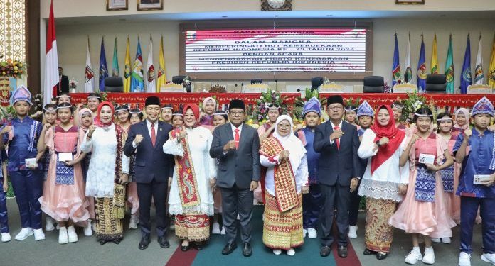 Pj. Gubernur Samsudin Mendengarkan Pidato Kenegaraan Presiden RI di DPRD Lampung