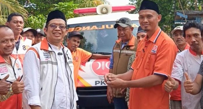 Sehari Setelah Pelantikan, Anggota DPRD Lampung Yusnadi Berikan Satu Unit Ambulan ke Masyarakat