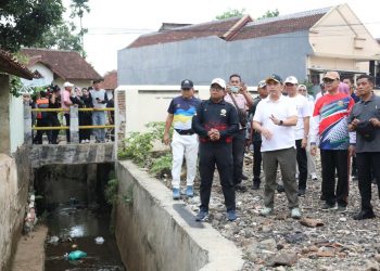 Pj. Gubernur Bersama Pj. Walikota Bandar Lampung Tinjau Aliran Sungai di Kelurahan Rajabasa Nunyai