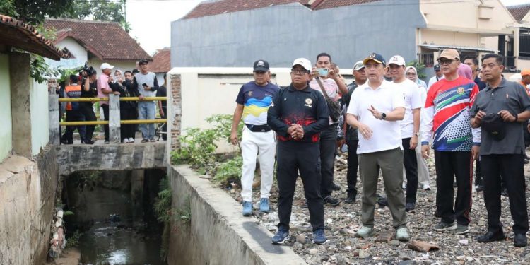 Pj. Gubernur Bersama Pj. Walikota Bandar Lampung Tinjau Aliran Sungai di Kelurahan Rajabasa Nunyai