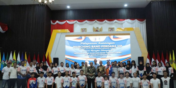 Pj. Gubernur Samsudin Lepas Kontingen Marching Band Perdana VIP FYBI Ikuti Piala Bergilir Kemenpora