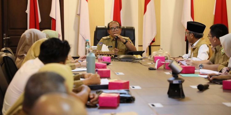 Pj. Gubernur Samsudin Minta Pemkot Bandarlampung Berkolaborasi Tangani Sampah di Pantai Payang Panjang