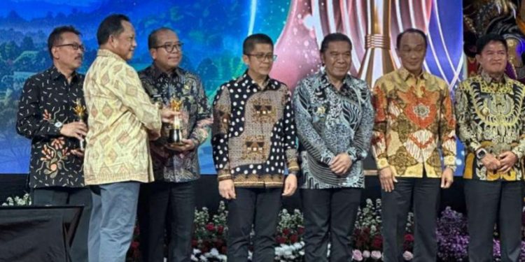 Pj. Gubernur Lampung, Terima Penghargaan Upakarya Wanua Nugraha 2024 dari Kemendagri