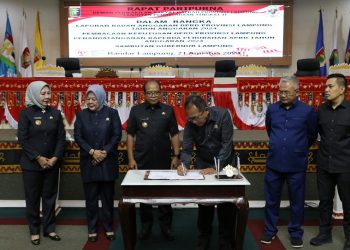 Pimpinan DPRD Lampung dan Pj. Gubernur Tandatangani Raperda Perubahan APBD 2024