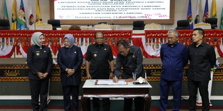 Pimpinan DPRD Lampung dan Pj. Gubernur Tandatangani Raperda Perubahan APBD 2024