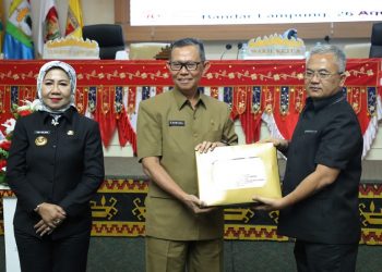 Rapat Paripurna DPRD Lampung, Sekdaprov Serahkan Raperda APBD Tahun Anggaran 2025