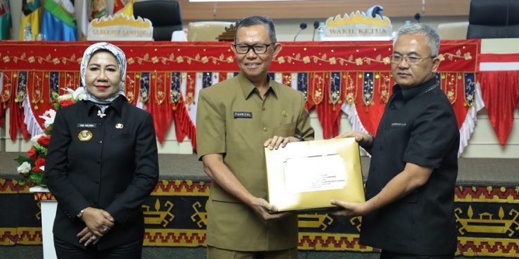 Rapat Paripurna DPRD Lampung, Sekdaprov Serahkan Raperda APBD Tahun Anggaran 2025