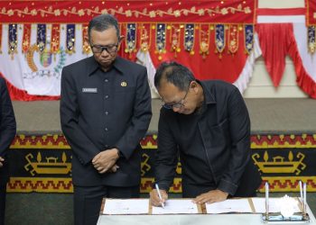 Sekdaprov dan Ketua DPRD Lampung Tandatangani Nota KUA-PPAS APBD Tahun Anggaran 2025