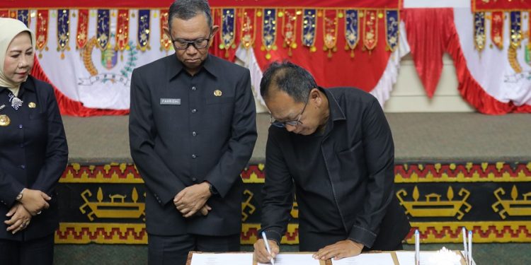 Sekdaprov dan Ketua DPRD Lampung Tandatangani Nota KUA-PPAS APBD Tahun Anggaran 2025