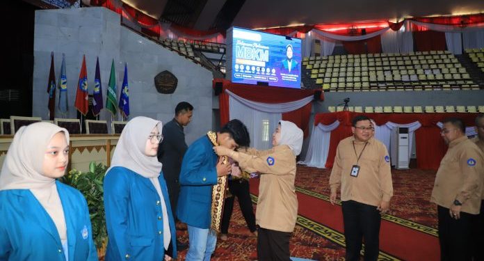 Rektor Unila Lepas 833 Mahasiswa MBKM Semester Ganjil