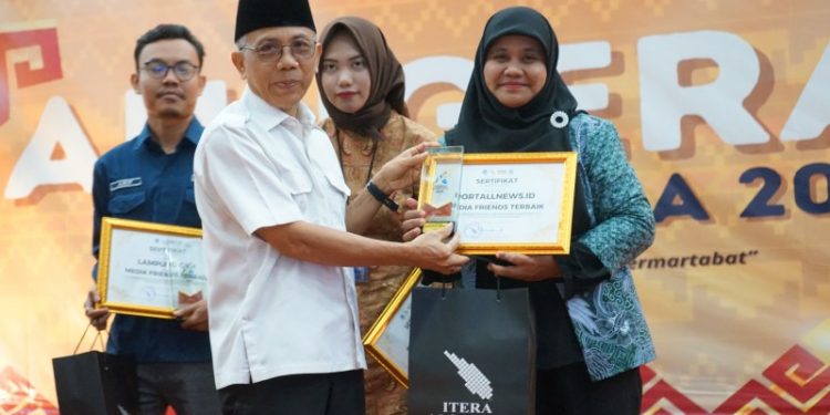 Portallnews.id Terima Penghargaan Anugerah Humas Itera 2024