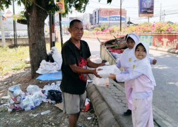 UAZ Al Kautsar Bagikan 300 Box Makan Siang Kepada Dhuafa