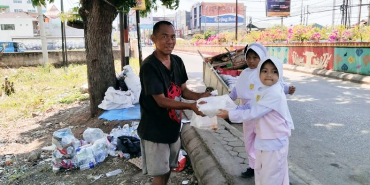 UAZ Al Kautsar Bagikan 300 Box Makan Siang Kepada Dhuafa
