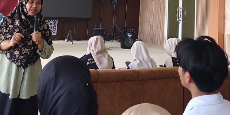 Calon Anggota UKM Pers Mahasiswa Raden Intan Dibekali Ilmu Jurnalistik
