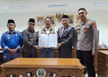 Bupati Agus Istiqlal Serahkan Hibah Bangunan Aula Mapolres Pesibar
