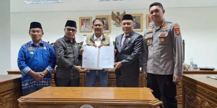Bupati Agus Istiqlal Serahkan Hibah Bangunan Aula Mapolres Pesibar