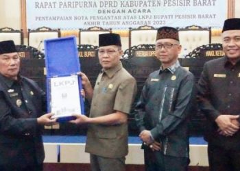 Wakil Bupati A. Zulqoini Syarif Hadiri Pengambilan Sumpah Pimpinan DPRD Pesibar