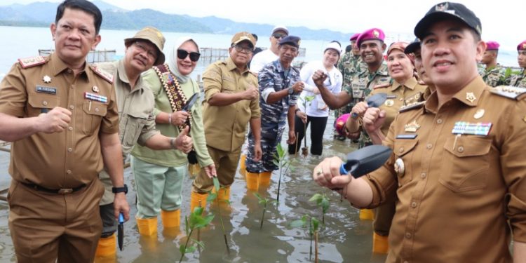 Pj Gubernur Lampung Tanam Mangrove Bersama Brigif 4 Marinir dan Mitra