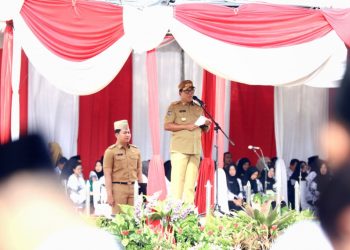 Pj. Gubernur Samsudin Pimpin Upacara HUT ke-79 PGRI dan Hari Guru Nasional