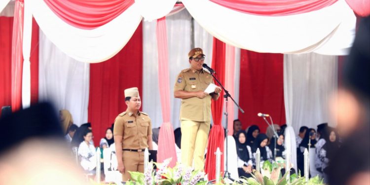 Pj. Gubernur Samsudin Pimpin Upacara HUT ke-79 PGRI dan Hari Guru Nasional