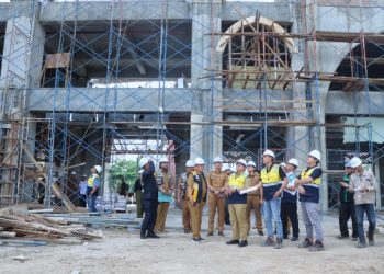 Pj. Gubernur Samsudin Tinjau Renovasi Stadion Pahoman dan Masjid Raya Al-Bakrie Saburai