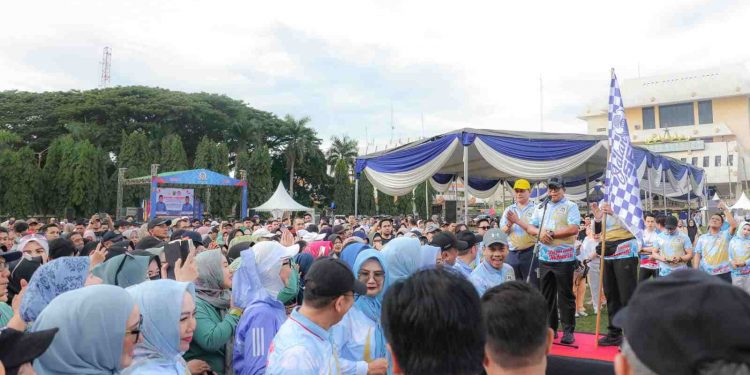 Pj. Gubernur Samsudin Lepas Jalan Sehat Dlam Rangka Memperingati HUT Korpri ke-53