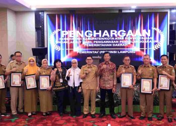 Pj. Sekdaprov Fredy Serahkan Piagam Penghargaan kepada Pemkab/Pemkot 