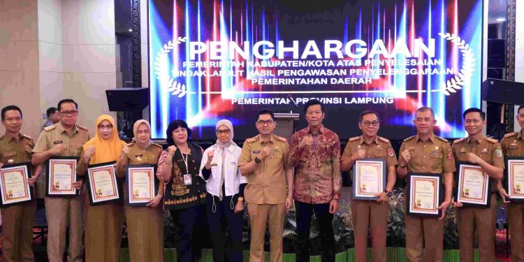 Pj. Sekdaprov Fredy Serahkan Piagam Penghargaan kepada Pemkab/Pemkot