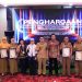 Pj. Sekdaprov Fredy Serahkan Piagam Penghargaan kepada Pemkab/Pemkot