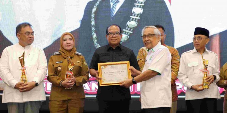 Pj. Gubernur Samsudin Raih Penghargaan Tokoh Peduli Pertanian Lampung