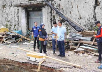 Pemkab Pesibar Tinjau Kerusakan Kuala Stabas Akibat Gelombang Tinggi