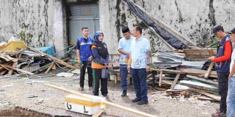 Pemkab Pesibar Tinjau Kerusakan Kuala Stabas Akibat Gelombang Tinggi