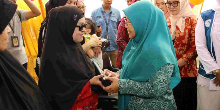 Pj. Ketua TP-PKK Provinsi Lampung Maidawati Berikan Bantuan kepada Penyandang Disabilitas dan Lansia